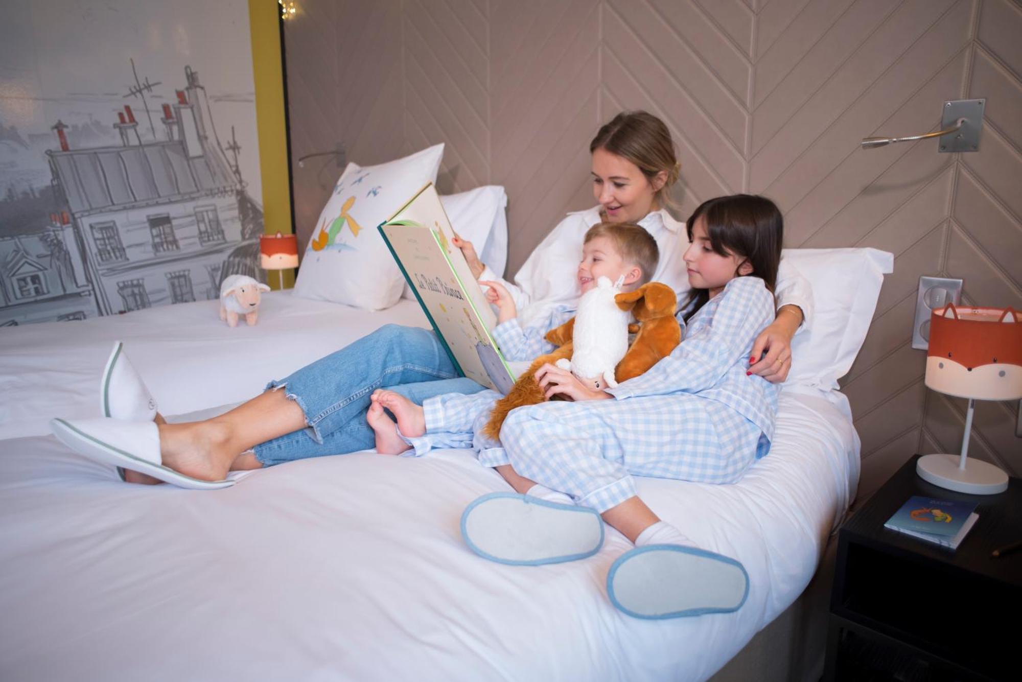 Sofitel Strasbourg Grande Ile Hotel Exterior photo A mother reads to her children.